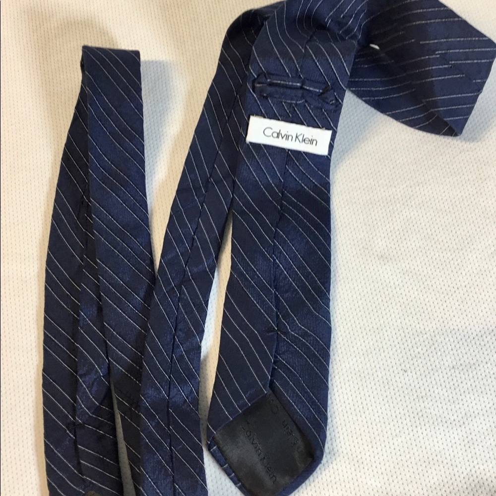 Calvin Klein Men’s Polyester Navy Blue Silver Stripes Slim Necktie 61” x 2.5